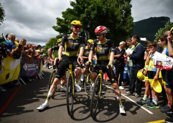 Cycling - Tour de France - Stage 18 - Vif to Courchevel Col de la Loze - Vif, France - July 24, 2025 Team Visma | Lease a Bike's Matteo Jorgenson and Team Visma | Lease a Bike's Jonas Vingegaard before the start of stage 18 REUTERS/Sarah Meyssonnier