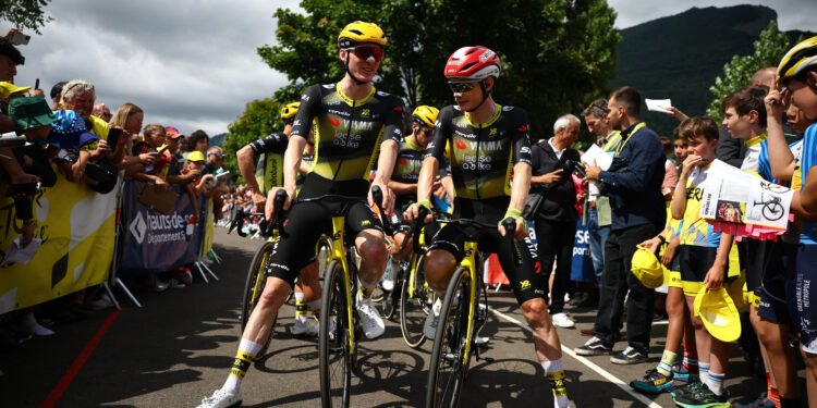 Cycling - Tour de France - Stage 18 - Vif to Courchevel Col de la Loze - Vif, France - July 24, 2025 Team Visma | Lease a Bike's Matteo Jorgenson and Team Visma | Lease a Bike's Jonas Vingegaard before the start of stage 18 REUTERS/Sarah Meyssonnier