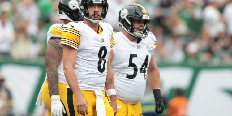 Sep 7, 2025; East Rutherford, New Jersey, USA; Pittsburgh Steelers quarterback Aaron Rodgers (8) look up during the game against the New York Jets at MetLife Stadium. Mandatory Credit: Vincent Carchietta-Imagn Images