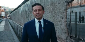 Berlin Wall in 1962 symbolizing division and deadly escape attempts like Peter Fector's