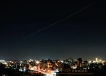 Missile launch representing Iran's attacks toward northern Israel amid escalating regional tensions